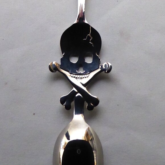 NEW SKULL CROSSBONES GLASS COCKTAIL SHAKER TOXIC SPIRITS NAPKINS ABSINTHE SPOON - Picture 4 of 15